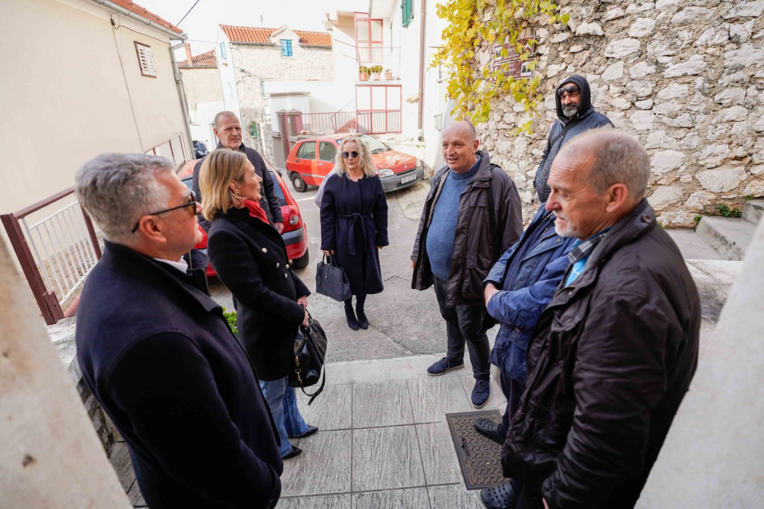Gradonačelnik Burić korisnicima Pučke kuhinje osigurao pečeni odojak za Božićni ručak