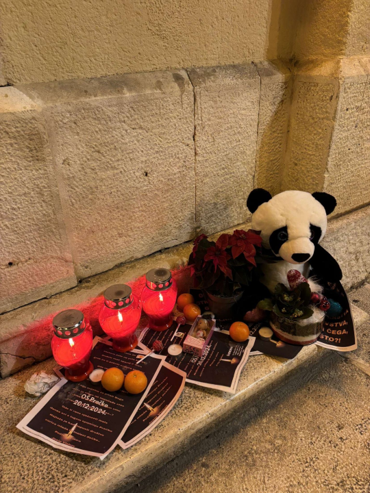 Brojni Šibenčani ispred kazališta pale svijeće i ostavljaju igračke za žrtve napada u zagrebačkoj školi