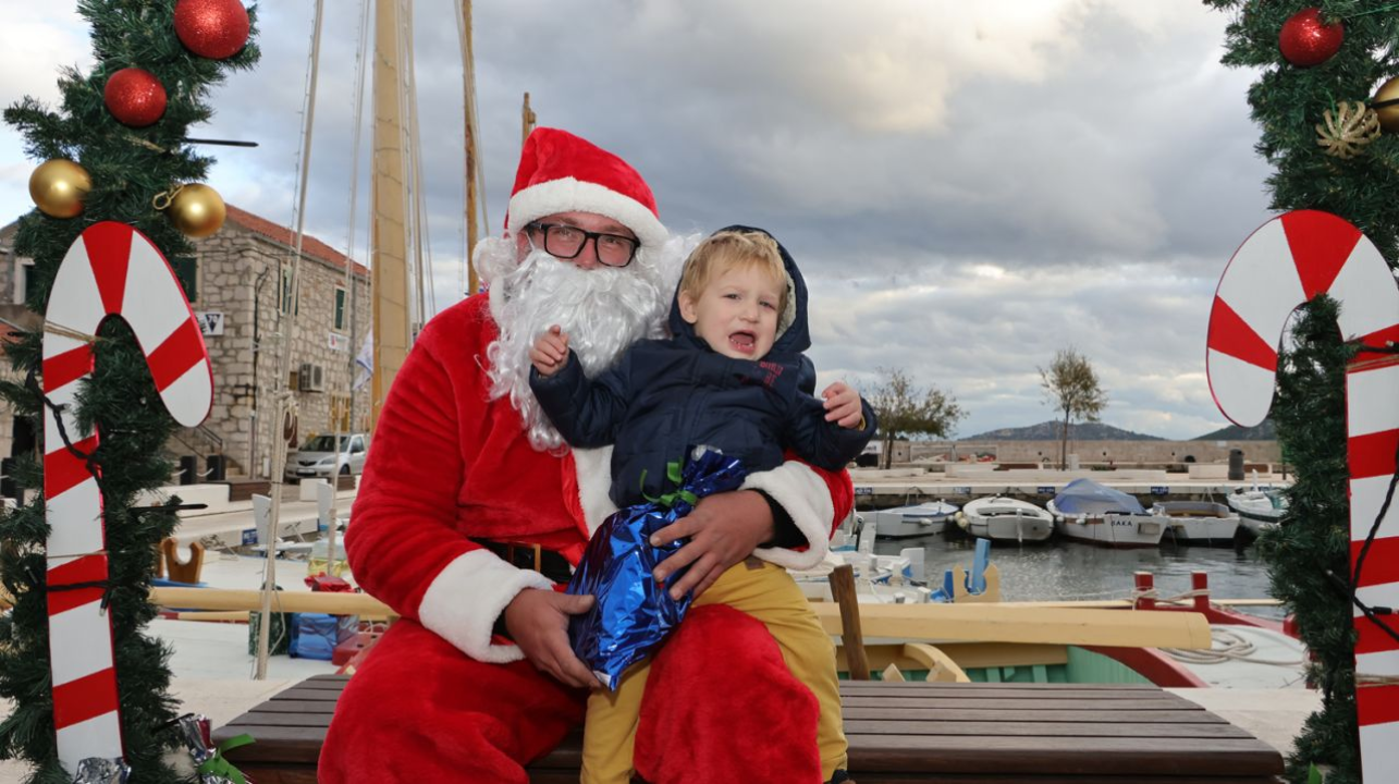 Djed Božićnjak darovao djecu u Općini Tisno