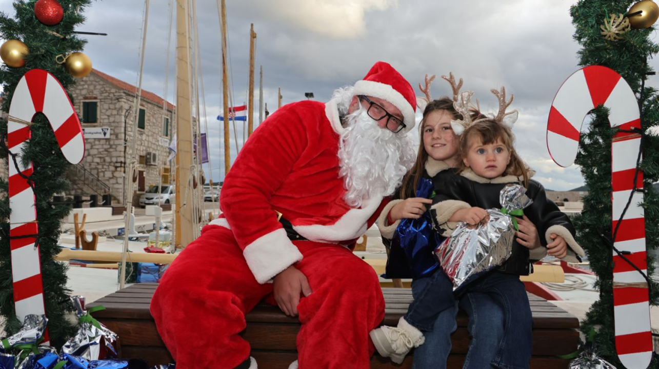 Djed Božićnjak darovao djecu u Općini Tisno