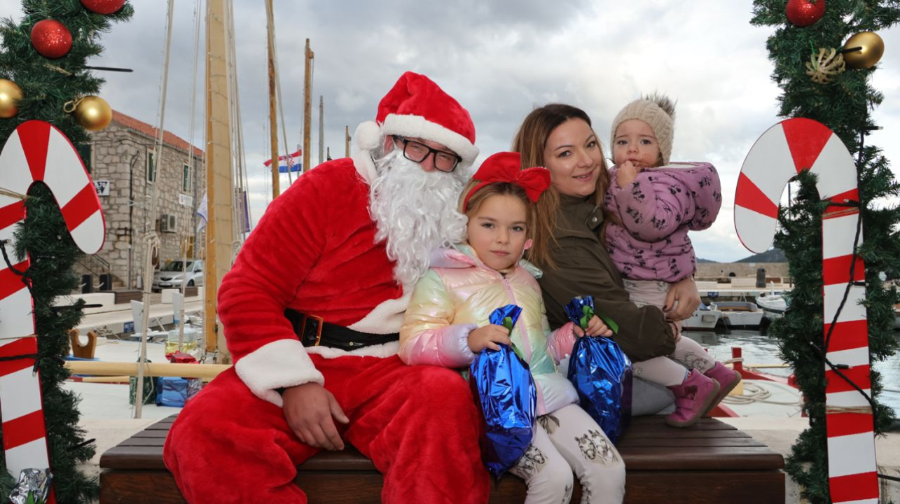 Djed Božićnjak darovao djecu u Općini Tisno