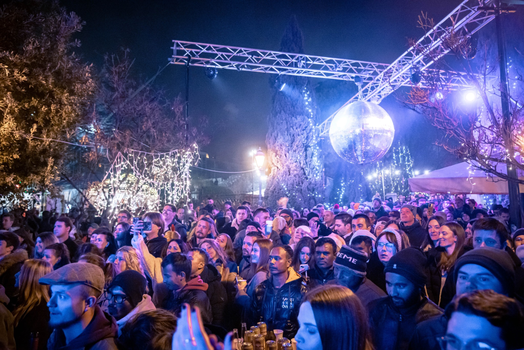 Odlična atmosfera: Šibenik je Novu godinu u đardinu dočekao uz Silente i Blue Vinil