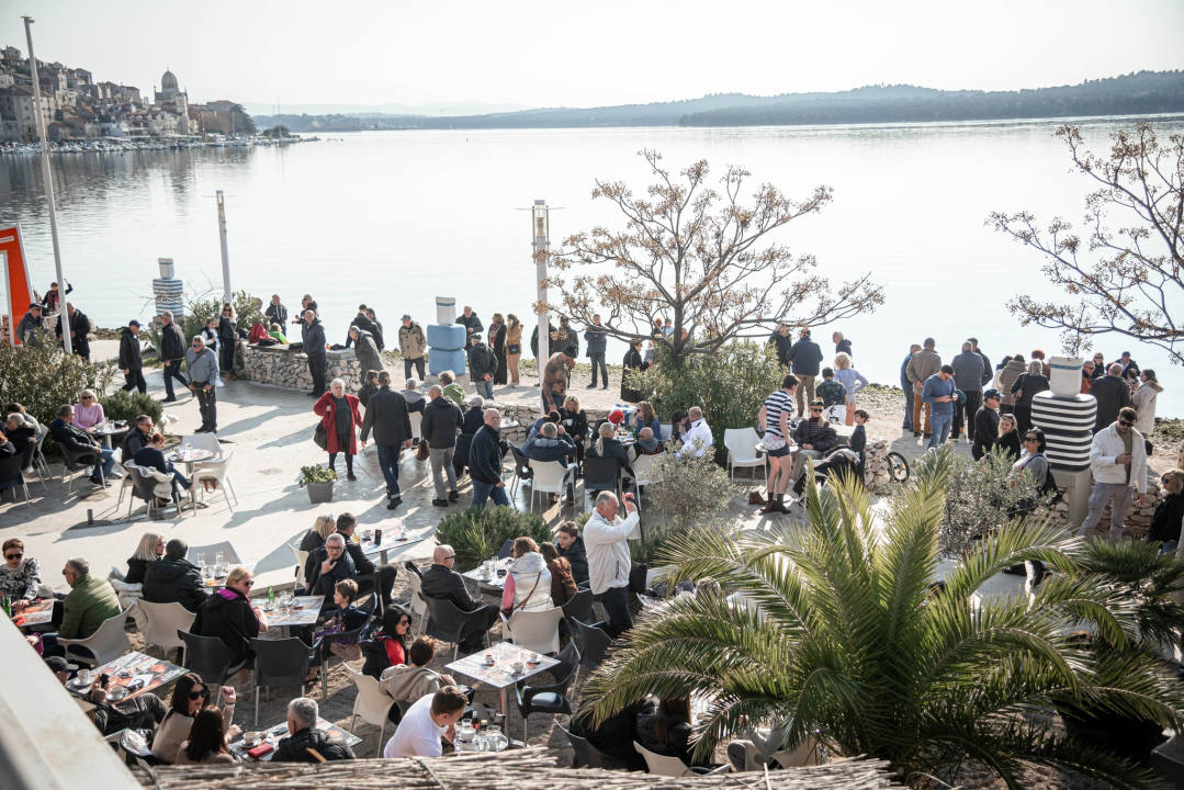 Na svega 8 stupnjeva na kupanje na Banju odvažila se 24 kupača: U zrak pustili golubove i u svijet poslali poruku mira
