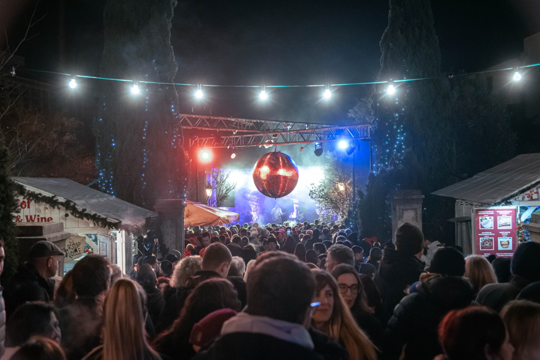 Odlična atmosfera: Šibenik je Novu godinu u đardinu dočekao uz Silente i Blue Vinil