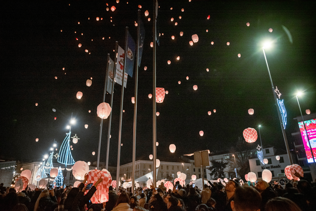 Prekrasan prizor: Lampioni dobrih želja pušteni s Poljane
