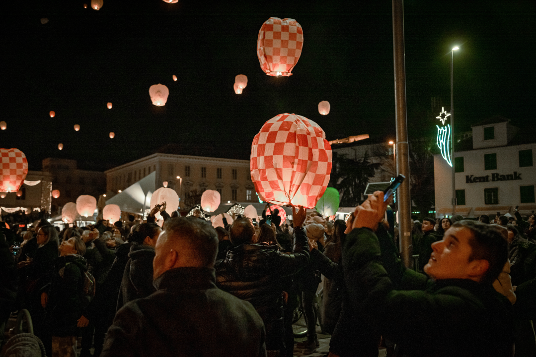 Prekrasan prizor: Lampioni dobrih želja pušteni s Poljane