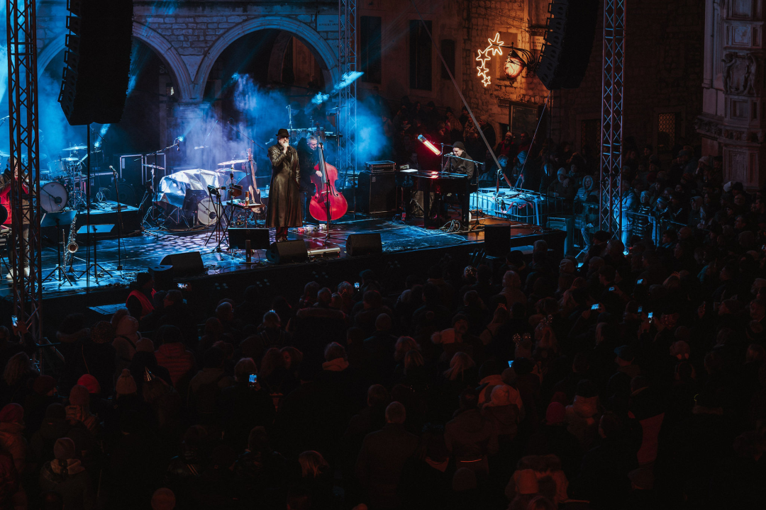 Šibenik 2025. dočekao u stilu: Plesalo se ispred dvije gradske pozornice!  