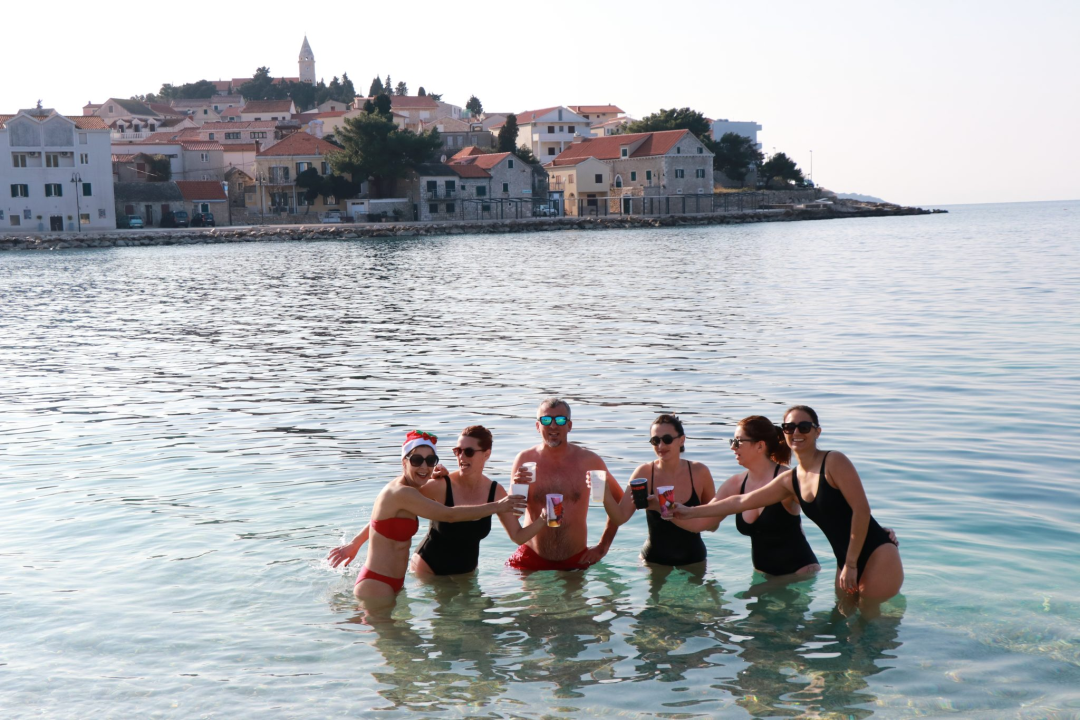 Hrabri primoštenski kupači nastavili tradiciju novogodišnje banjade