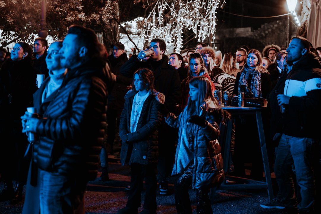 Maskirani Nipplepeople rasplesali sinoć Šibenačane u parku