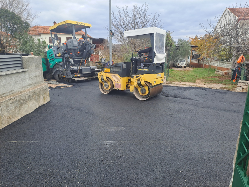 Grad Šibenik provodi manje projekte: U Raslini novi asfalt, u Crnici betonske stepenice