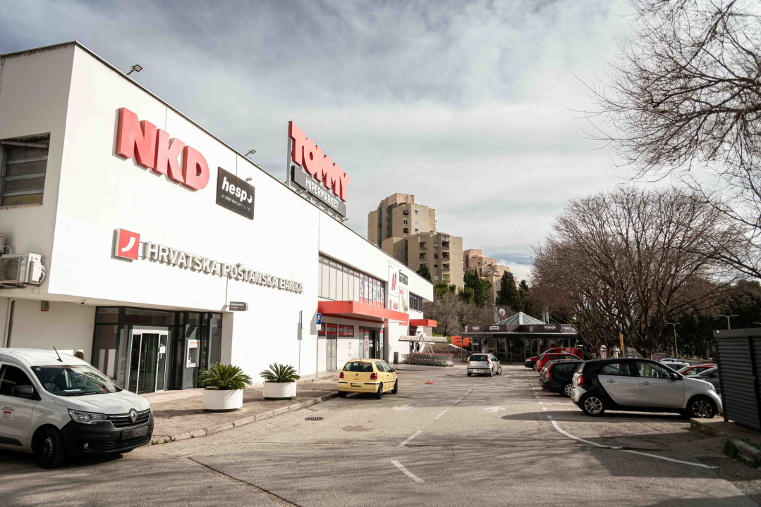 Parkirališta trgovačkih centara u Šibeniku zjape prazna, ali onaj ispred Kauflanda mogao bi vas zavarati