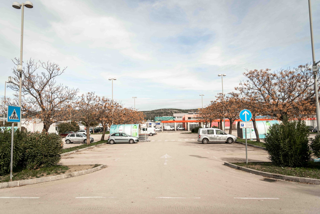 Parkirališta trgovačkih centara u Šibeniku zjape prazna, ali onaj ispred Kauflanda mogao bi vas zavarati