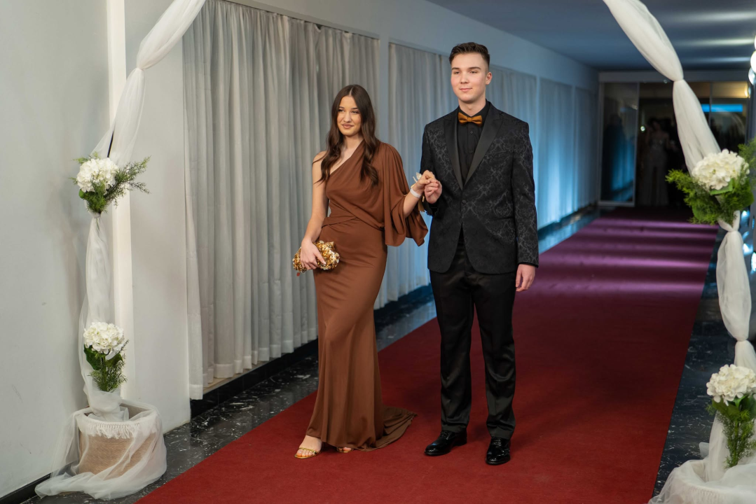 FOTOGALERIJA Zavirite na spektakularni Maturalni ples Ekonomske škole (1)