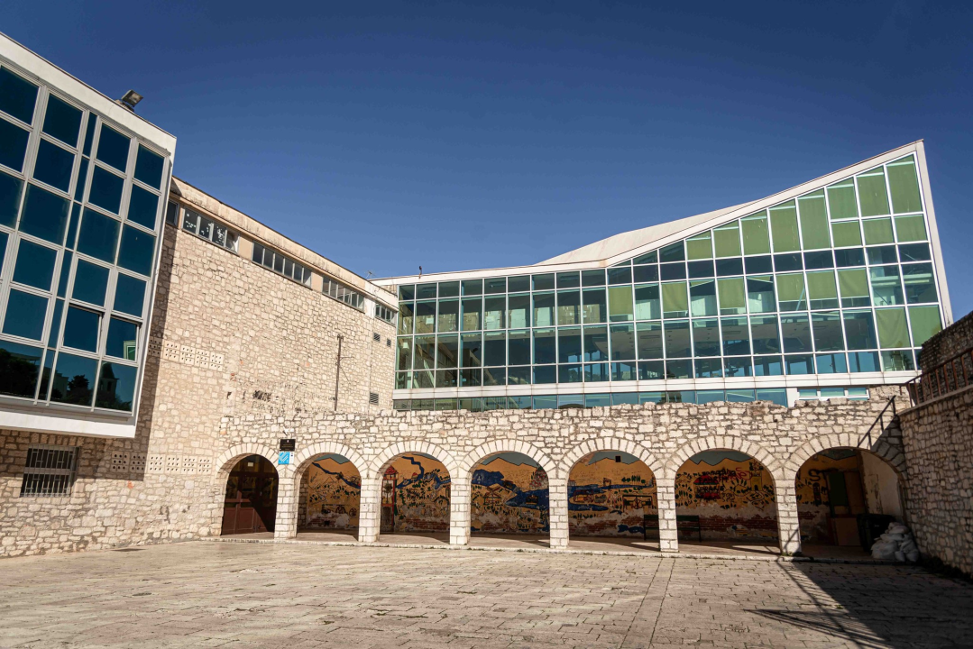 Skela u OŠ Fausta Vrančića 'osigurava' potporni stup