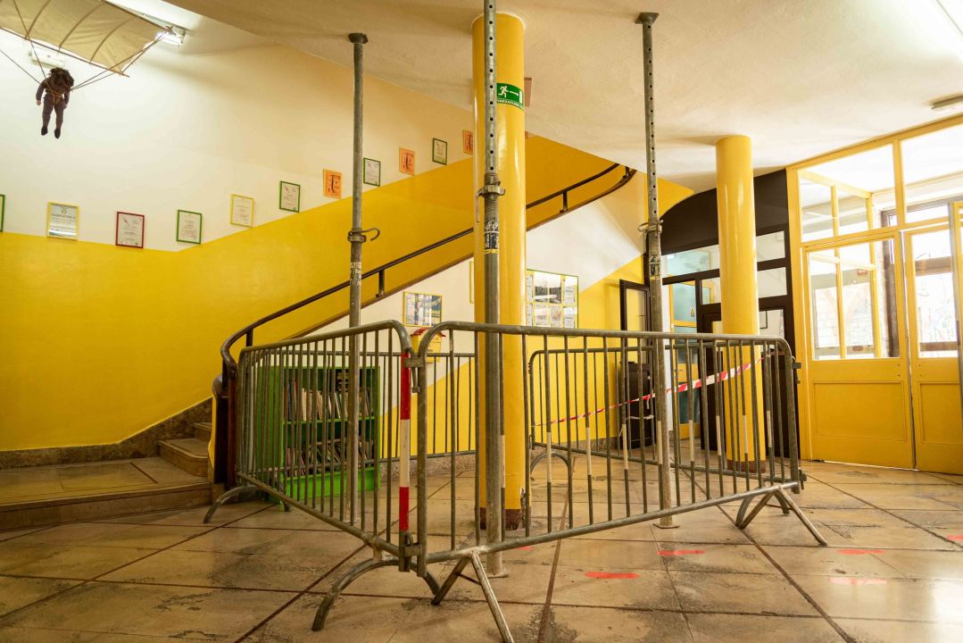 Skela u OŠ Fausta Vrančića 'osigurava' potporni stup