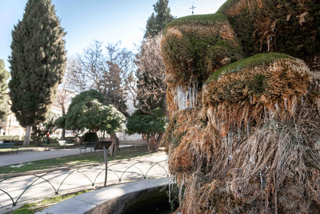 FOTO: Jutros je zaledila fontana kod Gospe vanka Grada: Nije bilo puno leda, a neće ga ni biti više ove zime