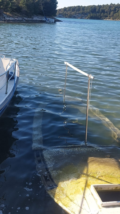 Napuštene brodice i krivolov ugrožavaju zaštićeni Morinjski zaljev