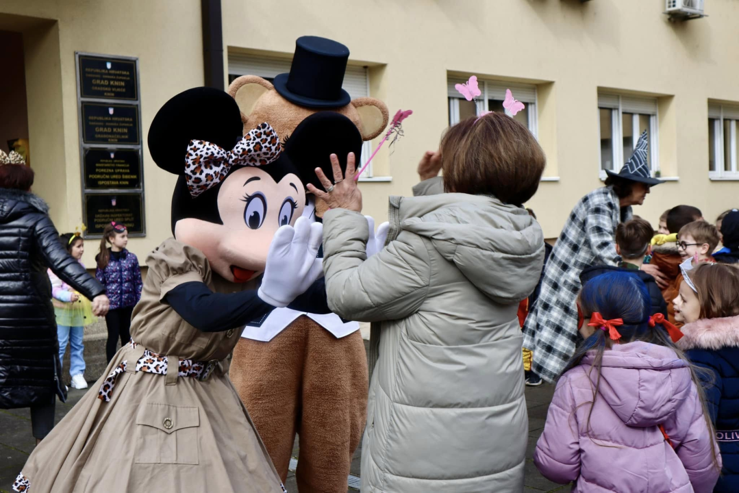 Kninske maškare preuzele ključeve grada 