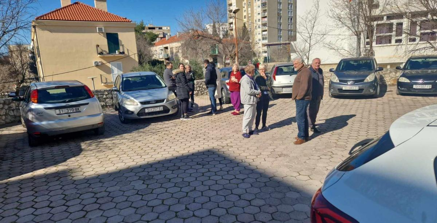 Stanari zgrade na Baldekinu evakuirani zbog požara na krovu, materijalna šteta u procjeni