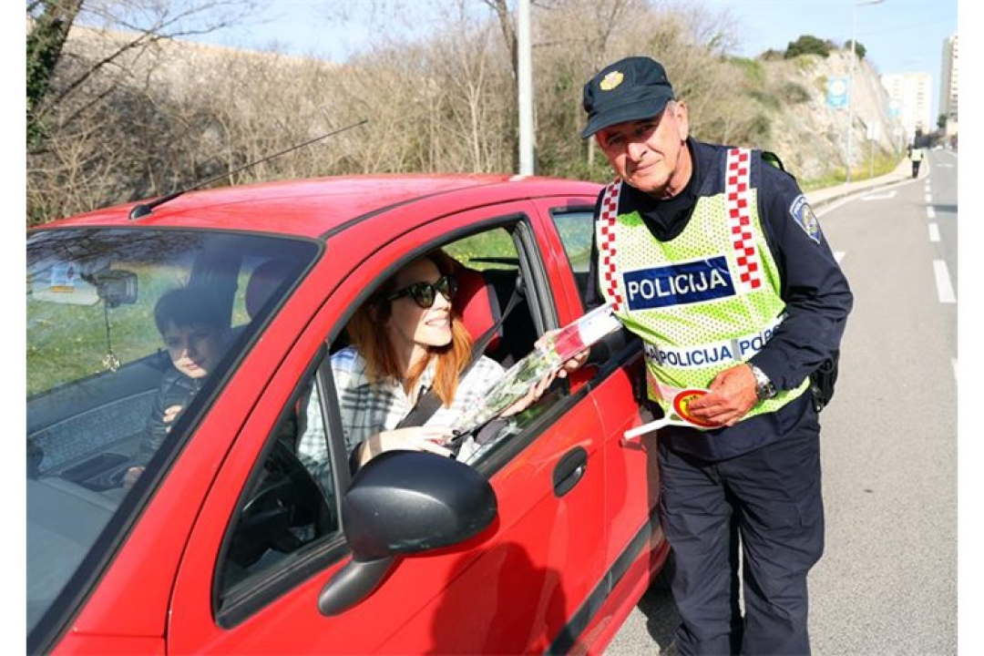 Šibenski policajci dijelili vozačicama ruže povodom Dana žena 