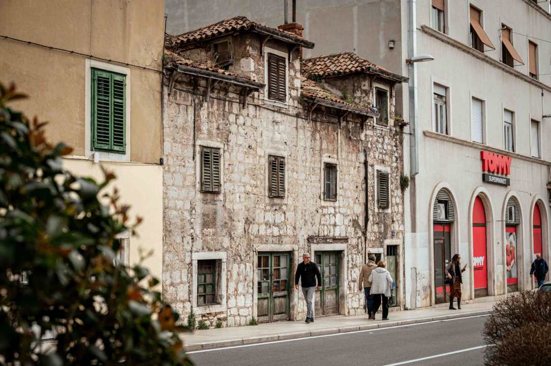 Opasnost za građane: Urušava se krov kuće kraj Konzuma nasuprot Starog pazara