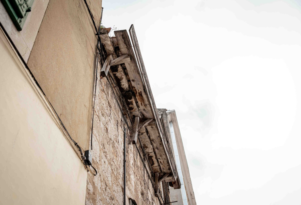 Opasnost za građane: Urušava se krov kuće kraj Konzuma nasuprot Starog pazara