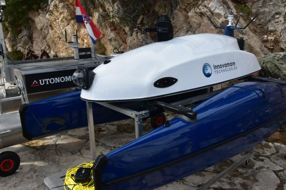 Župan Jelić i vojna izaslanstva na Martinskoj: Predstavljeno plovilo nazvano u čast šibenskog inovatora