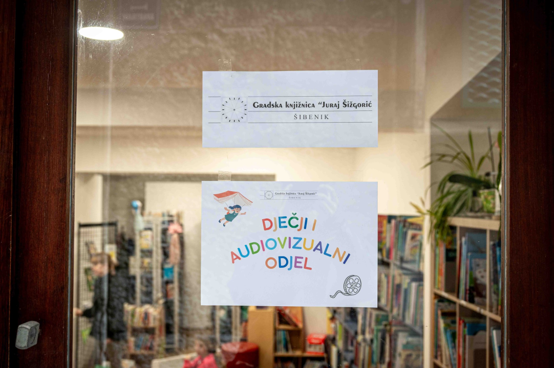 FOTO Šibenska knjižnica, zahvaljujući vrijednim djelatnicima, sasvim dobro radi u 'izvanrednim' uvjetima, ali svi jedva čekaju povratak 'kući'