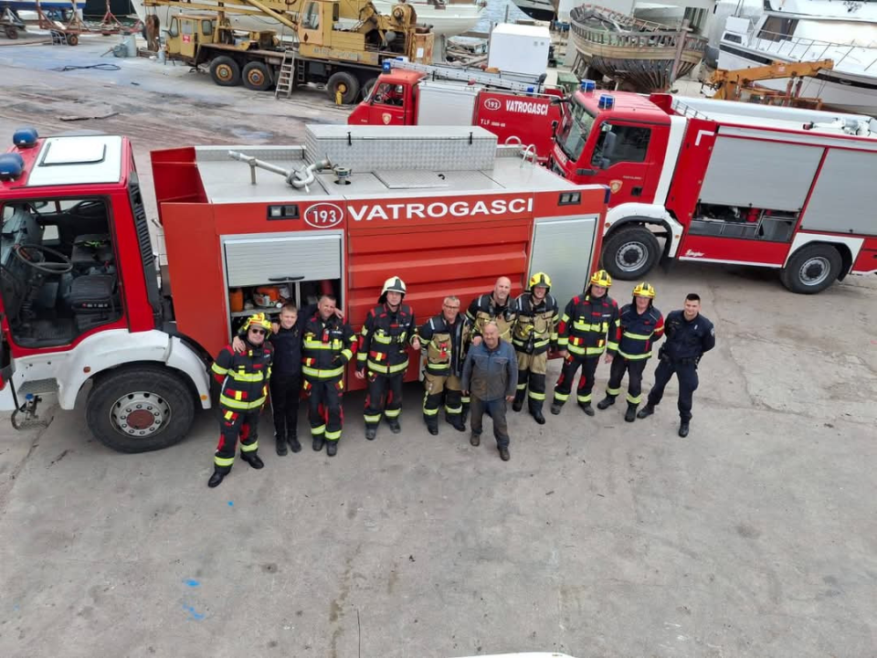 Vodički i tišnjanski vatrogasci gasili požar broda na Murteru