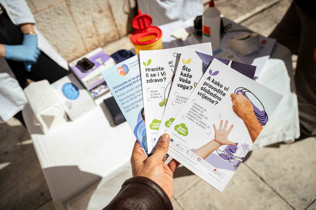 Šibenčani besplatno mjerili tlak ispred kazališta: ‘Rak debelog crijeva jedan je od najučestalijih uzroka smrtnosti u našoj županiji’