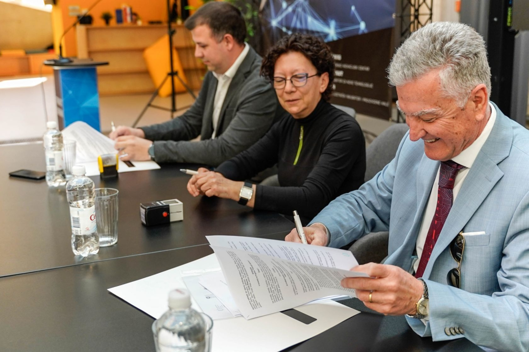 Željko Burić, ravnatelj Gimnazije i ravnateljica Nacionalne zaklade potpisali sporazum o suradnji