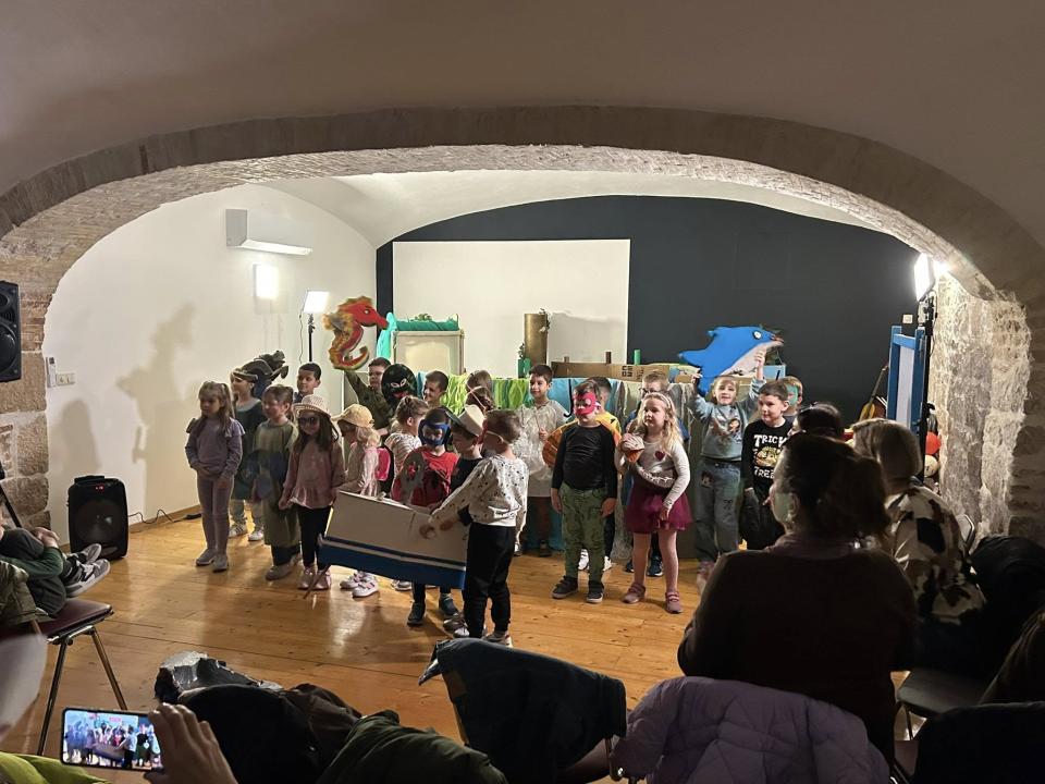 Mali lutkari iz šibenskih vrtića u Art podrumu održali smotru dječjih lutkarskih igrokaza