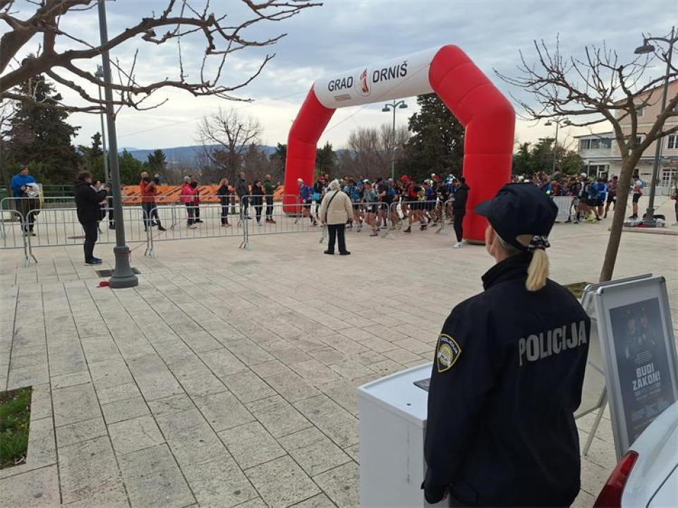 Policajci i policajke na drniškom 'Promina trailu' promovirali svoje zanimanje