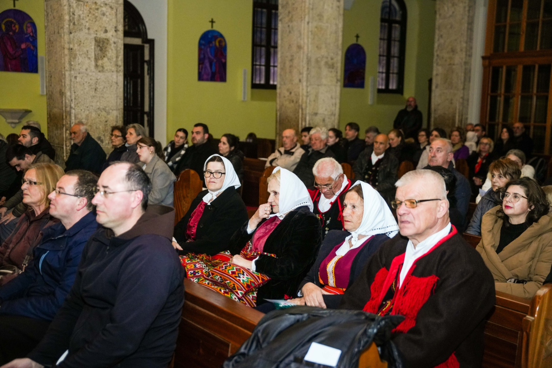 Pučki pivači KBF-a korizmenim napjevima u drniškoj Gospi od Ružarija očarali prisutne