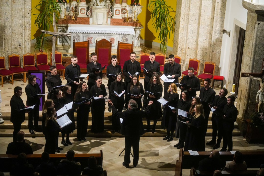 Pučki pivači KBF-a korizmenim napjevima u drniškoj Gospi od Ružarija očarali prisutne
