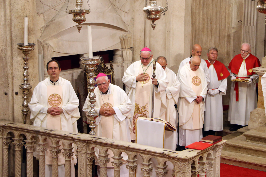 Misom u katedrali i procesijom do crkve Svetog Duha započelo trajno euharistijsko klanjanje
