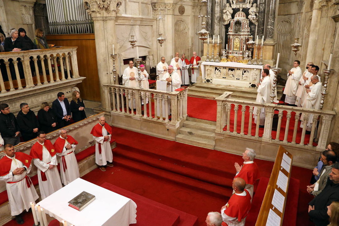Misom u katedrali i procesijom do crkve Svetog Duha započelo trajno euharistijsko klanjanje