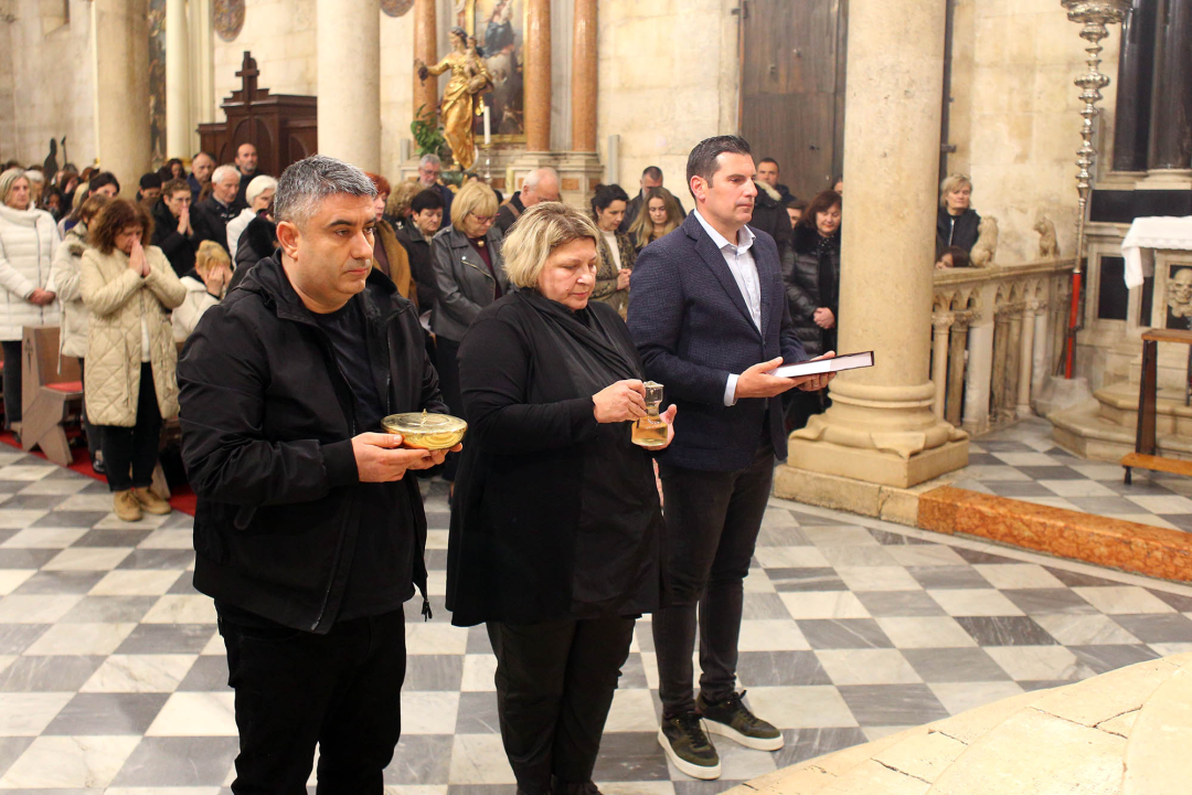 Misom u katedrali i procesijom do crkve Svetog Duha započelo trajno euharistijsko klanjanje