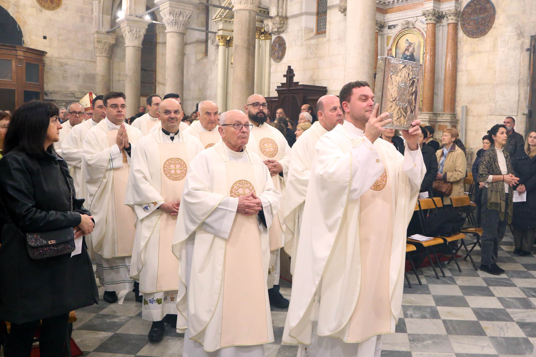 Misom u katedrali i procesijom do crkve Svetog Duha započelo trajno euharistijsko klanjanje