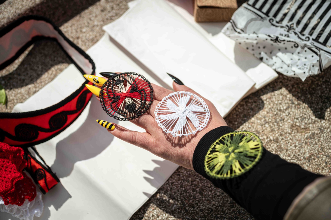 Radmila na pijaci prodaje tulipane, ali i ukrase sa šibenskim motivima