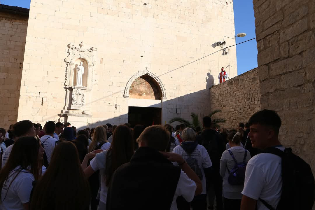 Mladi Šibenske biskupije hodočastili Križnim putem uoči Uskrsa