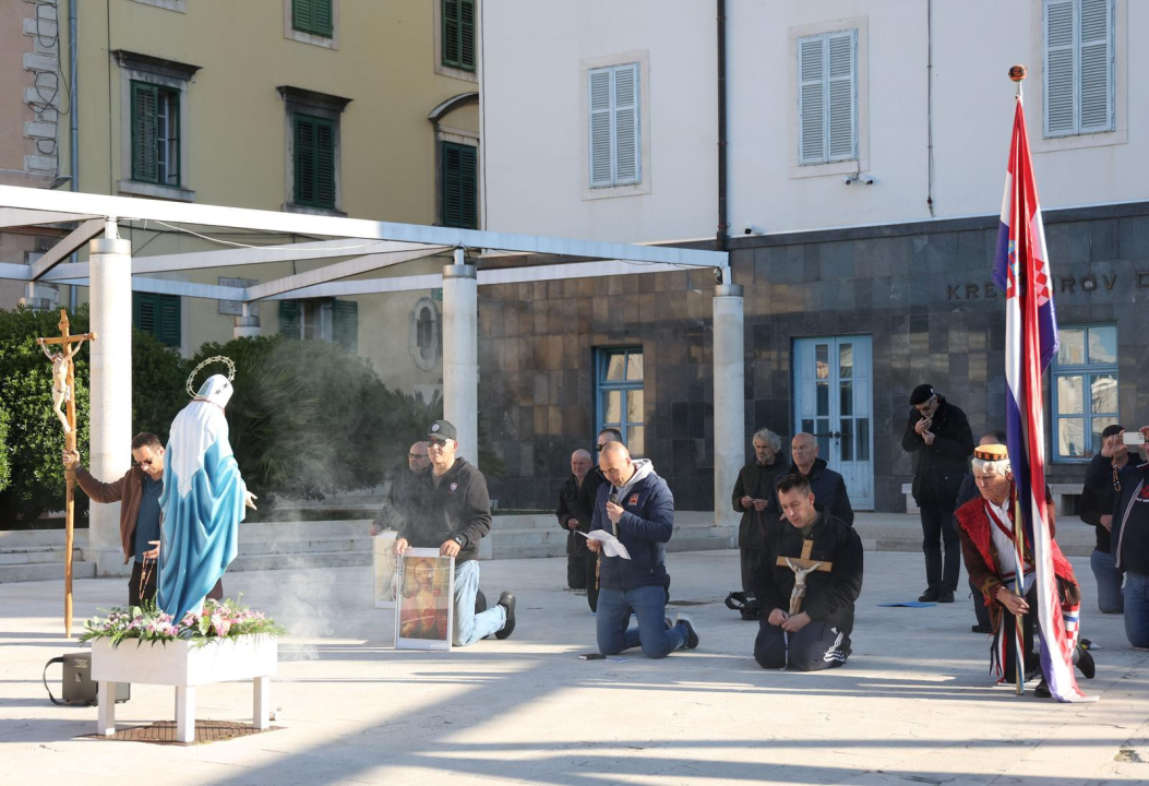 Molitelje u centru Šibenika zaklonili prosvjednici: 'Za pravdu, mir, nove sne.' 