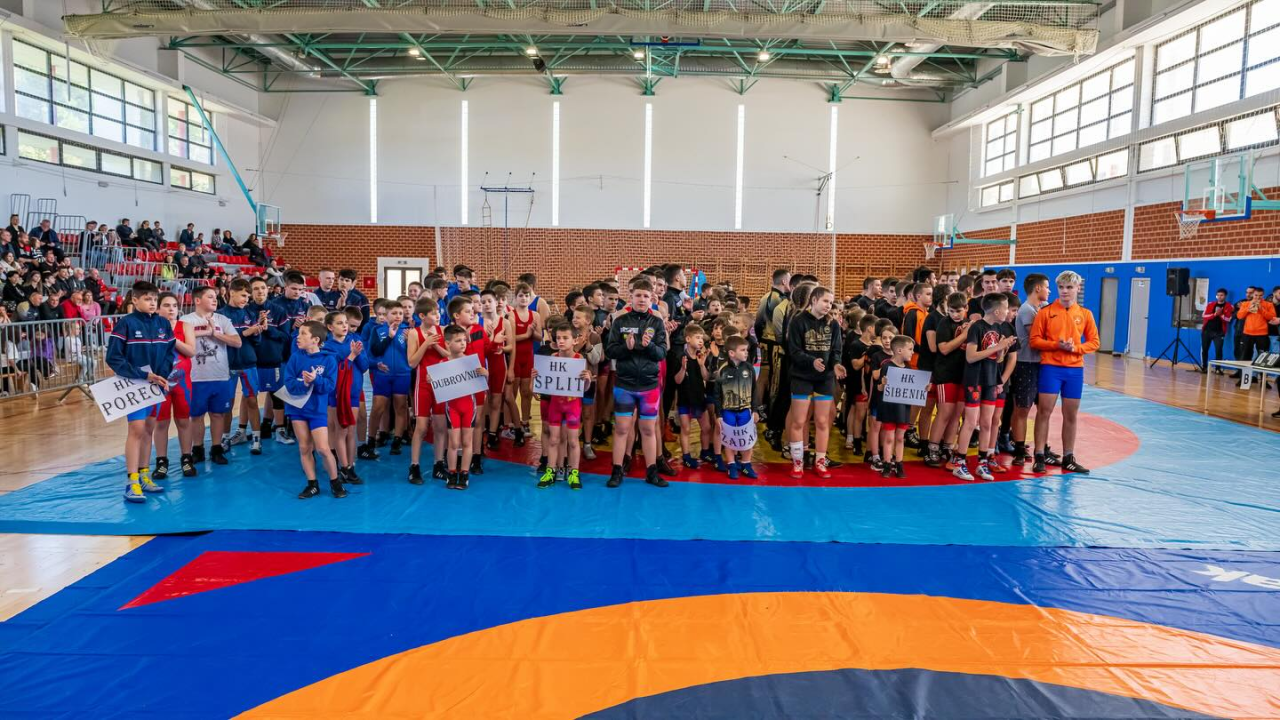 FOTO: Dva šibenska hrvačka kluba na Prvenstvu Jadranske regije s nizom ekipnih titula i 25 pojedinačnih naslova