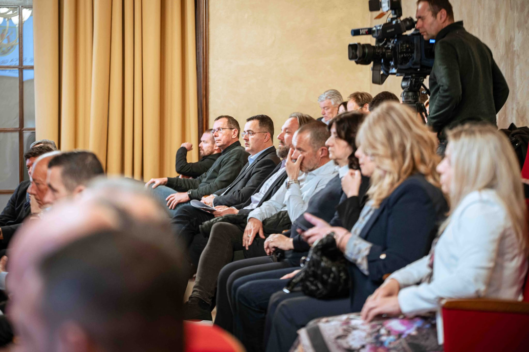 FOTO Misterij, drhtanje glasa, psihijatri: ‘Ugovor o energani na Bikarcu može se dobiti i kod malog Željka’