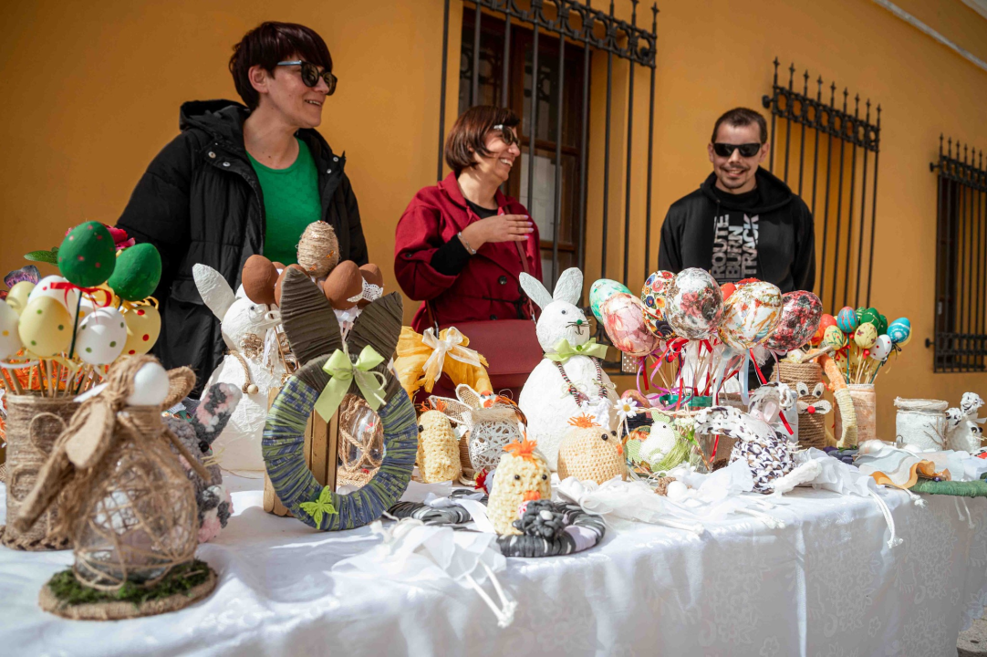 Posjetite štand Udruge Kamenčići na Poljani i pronađite uskrsne ukrase