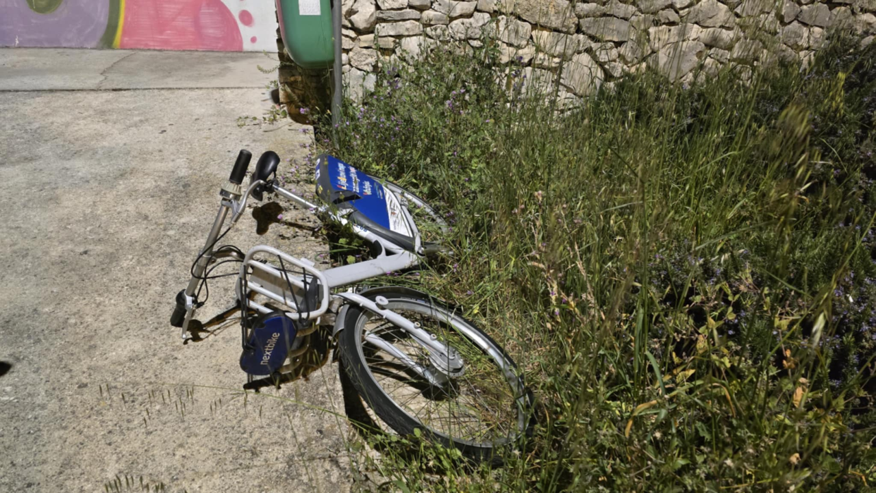 FOTO Javne bicikle na Banju 'parkirane' u parku, u jarku, nabijene na stup...