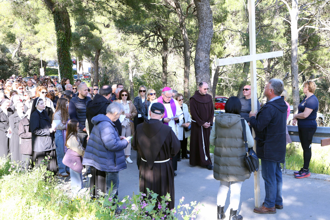 U duhu zajedništva i obitelji: Vjernici Šibenika križnim putem pješačili do Baronea