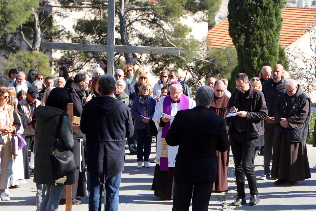 U duhu zajedništva i obitelji: Vjernici Šibenika križnim putem pješačili do Baronea
