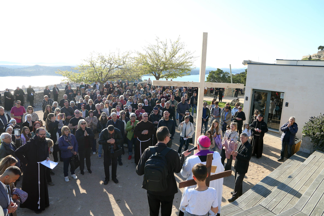 U duhu zajedništva i obitelji: Vjernici Šibenika križnim putem pješačili do Baronea