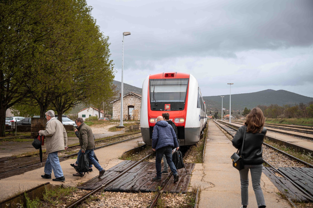 Vlakom od Šibenika do Perkovića: 'Koliko para toliko i muzike, al i dalje nam je draži od busa'